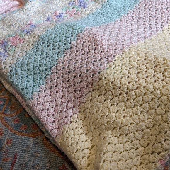 Vintage Handmade Pastel Shimmer Stripe Crochet Afghan Large Blanket Throw OS - Picture 4 of 6